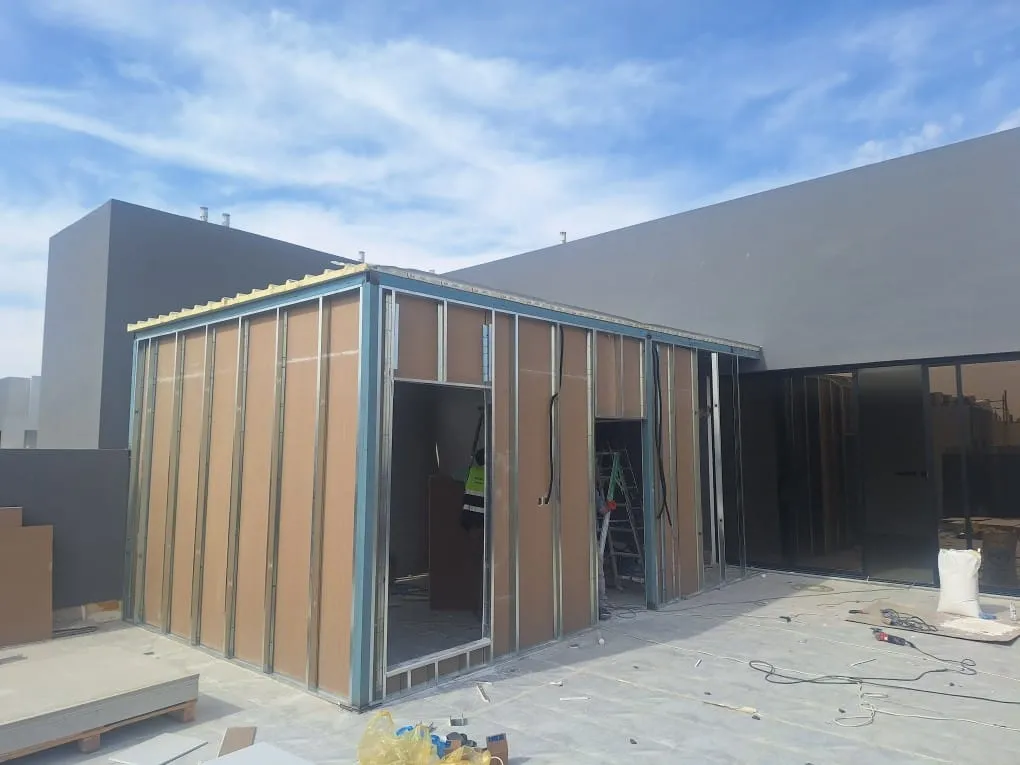 معلم تشطيبات وترميمات ملاحق خارجية عصرية في جدة